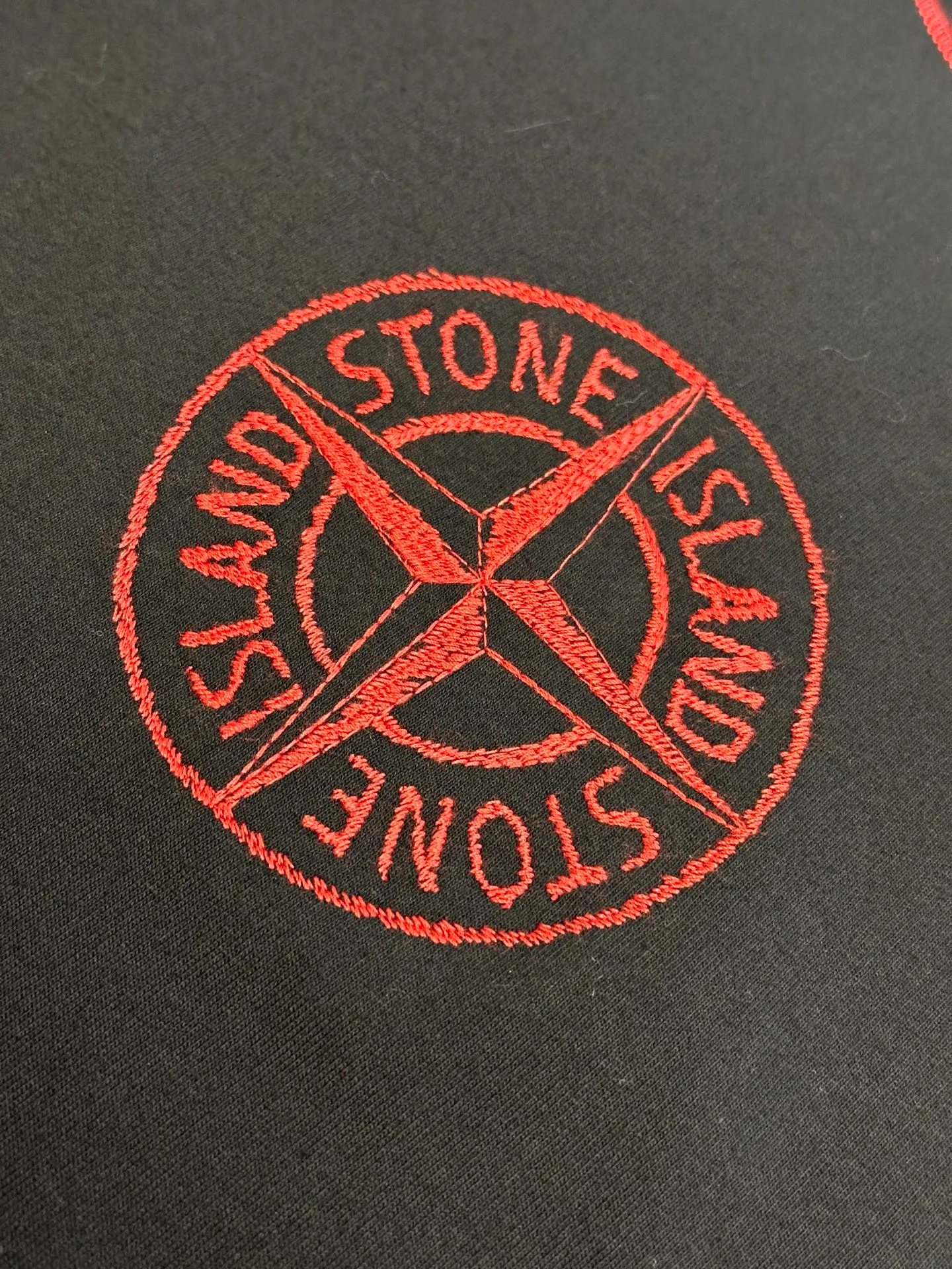 🅿️270 Stonelsland Badge Embroidered Short Sleeves Customized elegant black silk cotton and linen plain fabric, with iconic red Compass badge embroidery on the chest, stitching art, and the beauty of contrasting colors. The red stitches jump on the black base. The collision of fashion and creativity exudes irresistible charm. Imported machine embroidery technology is used, and advanced computer control systems and precision mechanical components are used to realize the red Compass badge embroidery operation. Special machine for reverse topstitching and fine sewing process. Special machine is used for topstitch sewing. It requires careful preparation of the reverse side of the garment before sewing to ensure that the sewing lines are straight, the stitches are even, and the edges are smooth and beautiful.  size：s m l xl